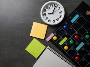 Kalender, Uhr, Farbige Klebezettel und Pins